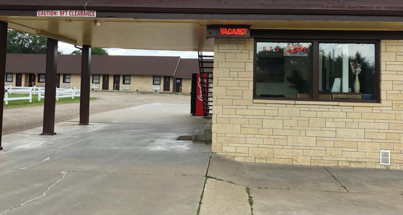 Budget Host Inn - Emporia Exterior foto